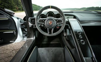 Porsche 918 Interior